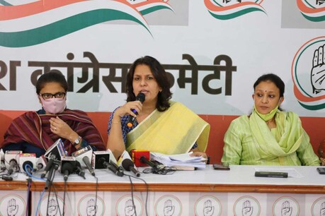 राष्ट्रीय महिला कांग्रेस की अध्यक्ष सुष्मिता देव और कांग्रेस की राष्ट्रीय प्रवक्ता सुप्रिया श्रीनेत्र राजधानी लखनऊ में मीडिया को किया संबोधित
