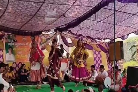 बीजेपी कार्यकर्ता और नेताओं की मौजूदगी में दिखाई दे रही है महिलाएं डांस करती हुई.
