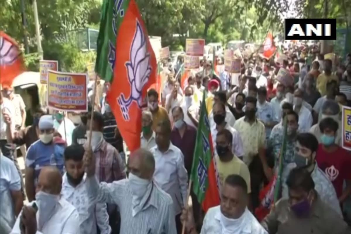 बीजेपी की बीते 30 सितंबर को निकाली गई इस रैली में कोरोना वायरस संक्रमण के कारण फैली महामारी के लिए जारी दिशा निर्देशों का जमकर उल्लंघन किया गया. फोटो- एएनआई.