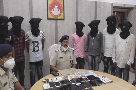 पुलिस की गिरफ्त में खड़े साइबर अपराधी.