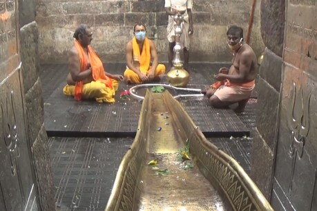बाबा धाम मंदिर का गर्भगृह