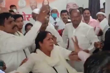 देवरिया: रेप के आरोपी को टिकट देने पर महिला कार्यकर्ता ने किया विरोध तो कांग्रेसियों ने कर दी पिटाई, Video वायरल देवरिया: रेप के आरोपी को टिकट देने पर महिला कार्यकर्ता ने किया विरोध तो कांग्रेसियों ने कर दी पिटाई, Video वायरल