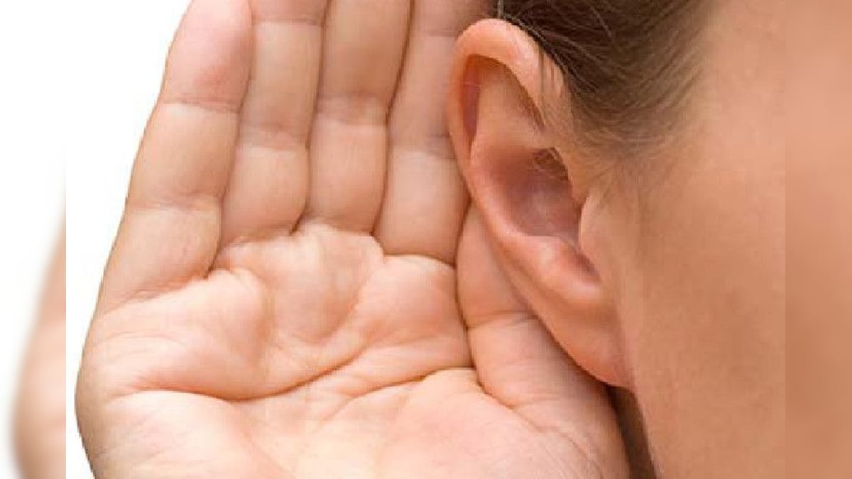 В пол слуха. Проблемы со слухом реальное фото. В пол слуха. Нарушение слуха у пожилых. Ребенок слышит.