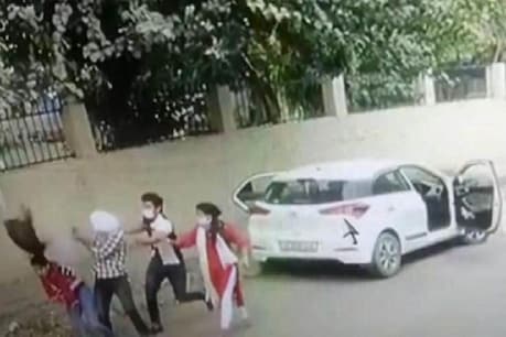 फरीदाबाद के बल्लभगढ़ में कॉलेज छात्रा की दिनदहाड़े गोली मारकर हत्या कर दी गई (CCTV फुटेड से वीडियो ग्रैब)