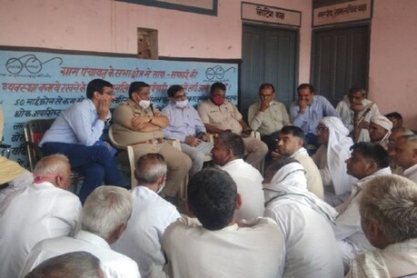 किसानों को समझाते हुए अधिकारी