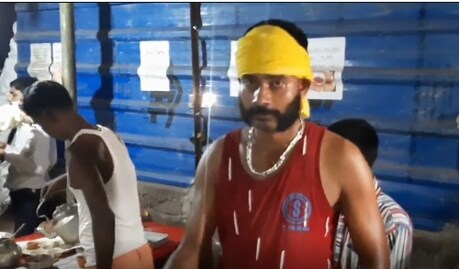 कोलकाता से प्राइवेट नौकरी छोड़कर गया में पकौड़े तलता युवक.