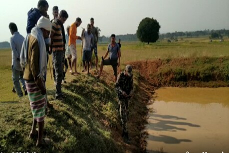 शवों को देखने के लिए पहुंचे ग्रमीण और पुलिस के अधिकारी.