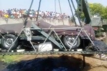 तस्वीरों में देखिए, कैसे आसमान से पैराशूट समेत तालाब में गिरी सेना की जिप्सी, फिर ऐसे चला रेस्क्यू ऑपरेशन