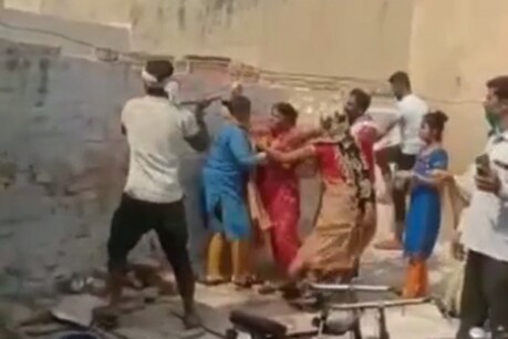 हाथरस में खुलेआम दबंगई का वीडियो वायरल हो रहा है. (वीडियो ग्रैब)