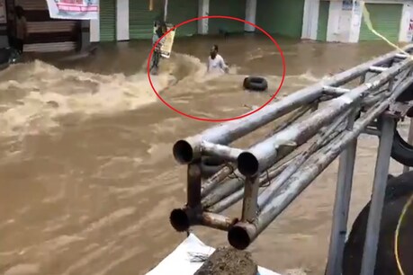 हैदराबाद की बारिश के दौरान बहता एक शख्स (Video Grab)