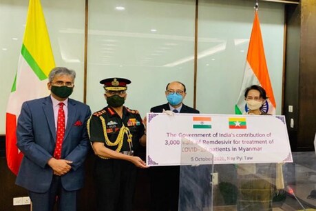 कोविड-19 के खिलाफ लड़ाई में मित्रवत पड़ोसी म्यांमार की मदद करने के लिए भारत से सू ची को ‘रेमडेसिवीर’ दवा की 3000 से अधिक शीशियां सौंपी. (Photo Courtesy- Twitter/@IndiainMyanmar)