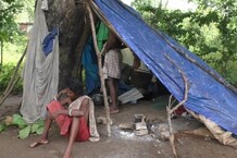 PHOTOS: प्रधानमंत्री आवास न मिलने से इमली के पेड़ के नीचे रहने को मजबूर है परिवार