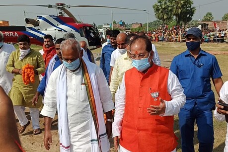 पूर्व मुख्यमंत्री जीतन राम मांझी और सांसद राजीव रंजन सिंह ललन हेलिकॉप्टर से उतरकर लखीसराय में सभास्थल की ओर जाते हुए.