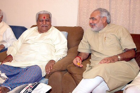 पीएम मोदी के साथ केशुभाई पटेल (तस्वीर- @narendramodi)