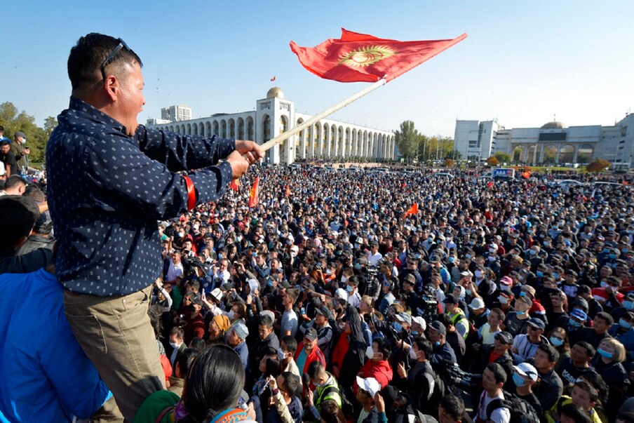  किर्गीस्तान की राजधानी बिश्केक में लाखों की संख्या में विरोध और प्रदर्शन कर रहे हैं. संसद के चुनाव का रिजल्ट आने के बाद से ही यहां घमासान मचा हुआ है. देश में आपातकाल लागू कर दिया गया है. फोटो:AP