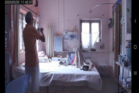 मध्यप्रदेश के जबलपुर के रिटायर्ड इंजीनियर ने घर को ही बना दिया अस्पताल. फोटो सौजन्य @Jabalpursafety