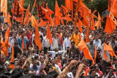 उच्चतम न्यायालय ने मराठा समुदाय के लोगों को आरक्षण देने वाले कानून पर रोक लगा दी थी.