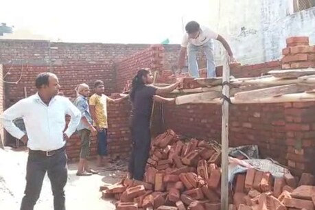 मनीषा मजदूरी कर एक दिन में ढाई सौ रुपये कमा रही है.