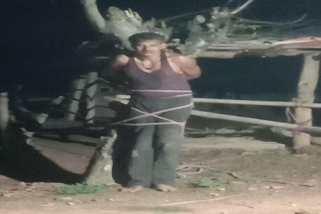 घर में अकेली महिला के साथ छेड़छैाड़ करने पर शराबी को महिला ने पेड़ से बांधकर पीटा.