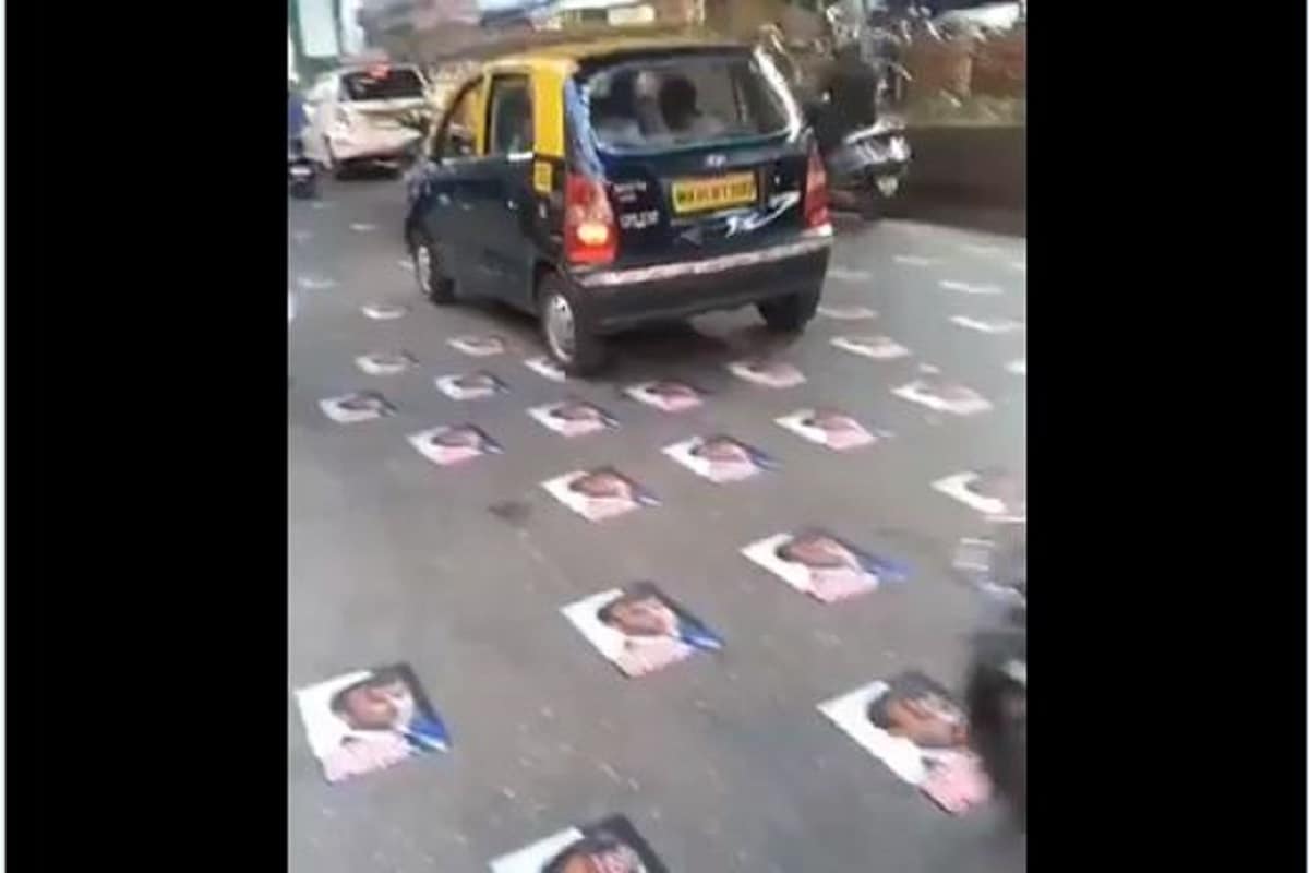 मुंबई में लोगों ने सड़क पर चिपकाए मैक्रों के पोस्‍टर, पात्रा ने उद्धव को घेरा