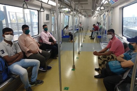 मुंबई मेट्रो में लोगों ने किया सफर. (Pic- mumbai metro twitter)