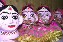 PHOTOS: मंदिरों में चढ़ावे के नारियल से तैयार कर रहा है परिवार मां की मूर्तियां, देश-विदेश में हो रही पूजा