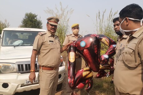 पुलिस के निकालने पर पता चला कि ये एलियन नहीं बल्कि उसकी आकृति वाला गुब्बारा था.