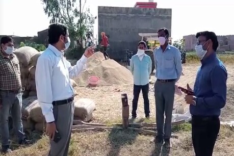पीलीभीत में धान क्रय केंद्रों का जायजा लेते जिलाधिकारी पुलकित खरे