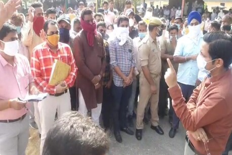 पीलीभ्रीत की अनाज मंडी में अफसरों की क्लास लगाते डीएम पुलकित (Photo: Video Grab)
