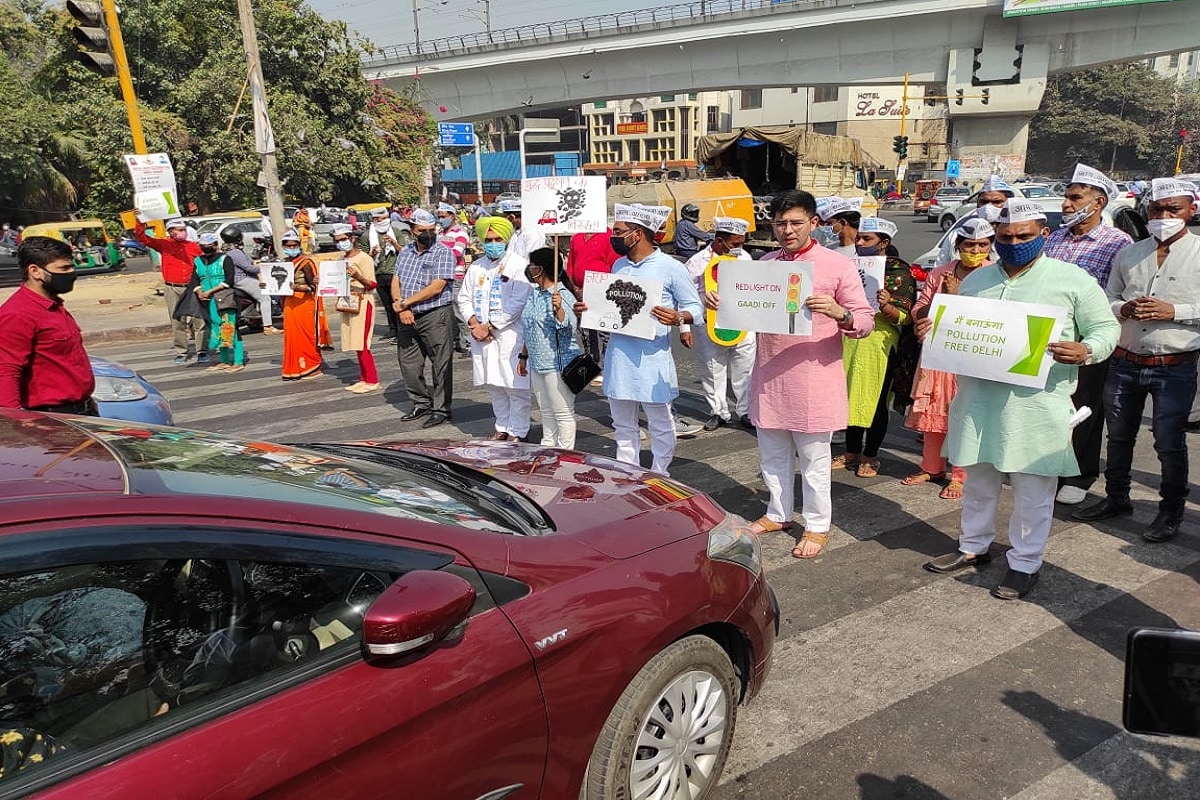 Red light On, Gaadi Off, Delhi Air Pollution, CM Kejriwal, pollution, red light, vehicle off, Delhi, Air Pollution, Pollution, Air Pollution Delhi, Weather forecast, Weather Report, Delhi Pollution, Gopal Rai, Modi Govt, pollution from neighboring states, अरविंद केजरीवाल, वायु प्रदूषण, रेड लाइ़ट ऑन, गाड़ी ऑफ कैंपेन शुरू, 21 अक्टूबर, गांधीगिरी, गुलाब का फूल, प्रदूषण, सीएम केजरीवाल, रेड लाइट, गोपाल राय, पर्यावरण मंत्री, दिल्ली सरकार, लोगों को जागरूक करने के लिए अभियान, दिल्ली प्रदूषण, गोपाल राय, मोदी सरकार, पड़ोसी राज्यों से प्रदूषणदिल्ली में 21 अक्टूबर से प्रदूषण को लेकर एक कैंपेन की शुरुआत होगी.