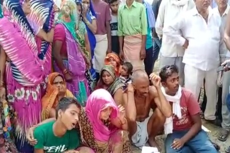 प्रतापगढ़ में महिला की हत्या के बाद बिलखते परिजन (Photo: News 18)