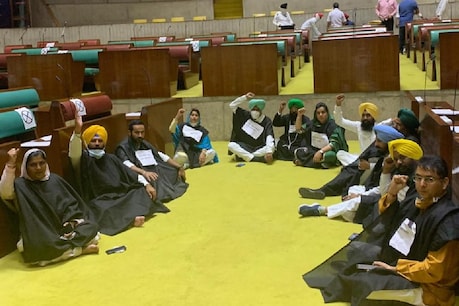 आप के ये विधायक पूरी रात विधानसभा परिसर में ही डटे रहे. (@Aap_Punjab)