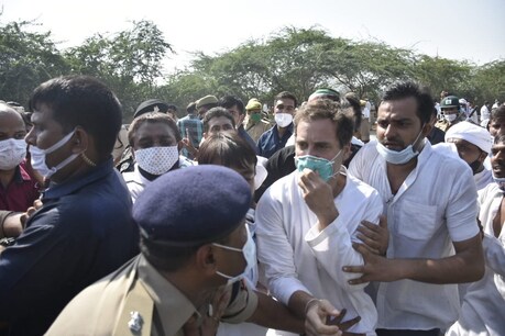 राहुल गांधी और प्रियंका गांधी के काफिले को ग्रेटर नोएडा में पुलिस ने रोक लिया.