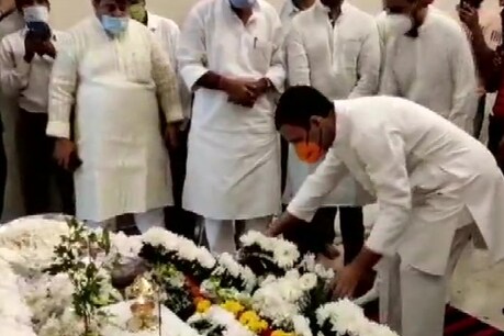 राम विलास पासवान को श्रद्धांजलि देते राहुल गांधी (ANI)