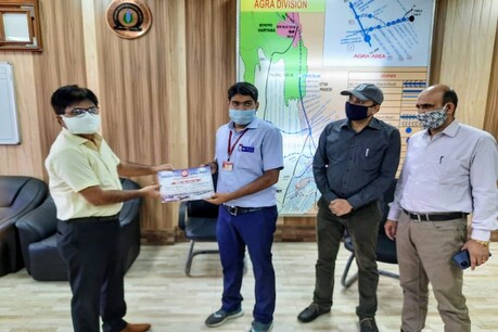मासूम बच्चे को बचाने वाले बहादुर लोको पायलट को रेलवे ने दिया पुरस्कार