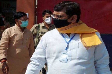 बीजेपी सांसद राजवीर दिलेर की हाथरस जेल जाने की तस्वीर वायरल है.