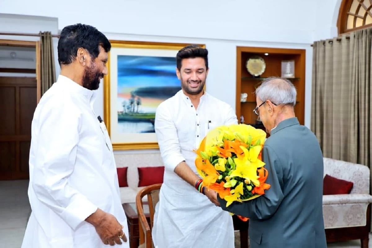 Ram vilas paswan passes away, Ram vilas paswan no more, ramvilas paswan death, Who is Ram Vilas Paswan, Chirag Paswan, Paswan, Union Minister, Ram Vilas Paswan, रामविलास पासवान, चिराग पासवान, पासवान, केंद्रीय मंत्री, रामविलास पासवान कौन थे, राम विलास पासवान का निधन नीचे धरती, ऊपर आसमां हर तरफ रामविलास रामविलास पासवान' नारे पीछे भी एक कहानी है.