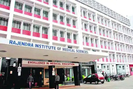 स्वास्थ्य विभाग ने रिम्स प्रबंधन को पत्र लिखकर दोषी डॉक्टरों से 3 लाख रुपए वसूलने का आदेश दिया है.