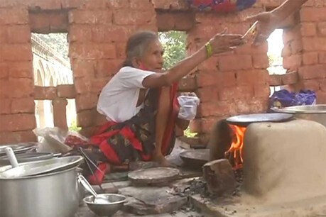 रोटी वाली अम्मा की दुकान पर उमड़ी लोगों की भीड़