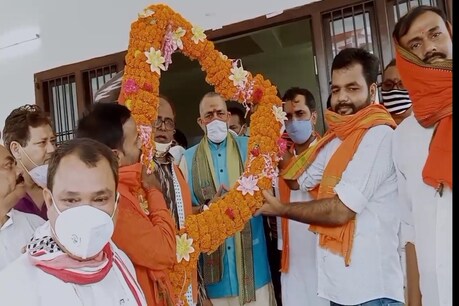 समस्तीपुर में गिरिराज सिंह का स्वागत करते भाजपा के कार्यकर्ता.