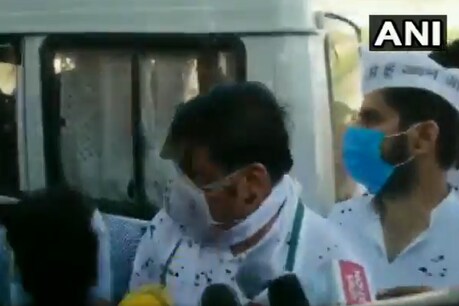 आम आदमी पार्टी नेता संजय सिंह पर हाथरस में काली स्याही फेंकी गई. (ANI)
