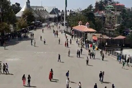 शिमला में पुलिस लाउड स्पीकर से लोगों से मास्क लगाने की अपील कर उन्हें जागरूक कर रही है.
