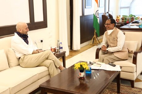 फिल्म अभिनेता अनुपम खेर ने मध्य प्रदेश के मुख्यमंत्री शिवराज सिंह को फिल्म की सूटिंग देखने का न्यौता दिया.