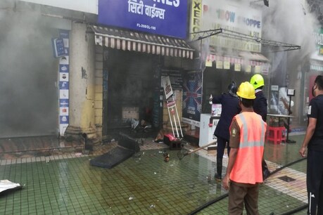 ठाणे में शॉपिंग कॉम्प्लेक्स में लगी आग को बुझाते दमकलकर्मी.