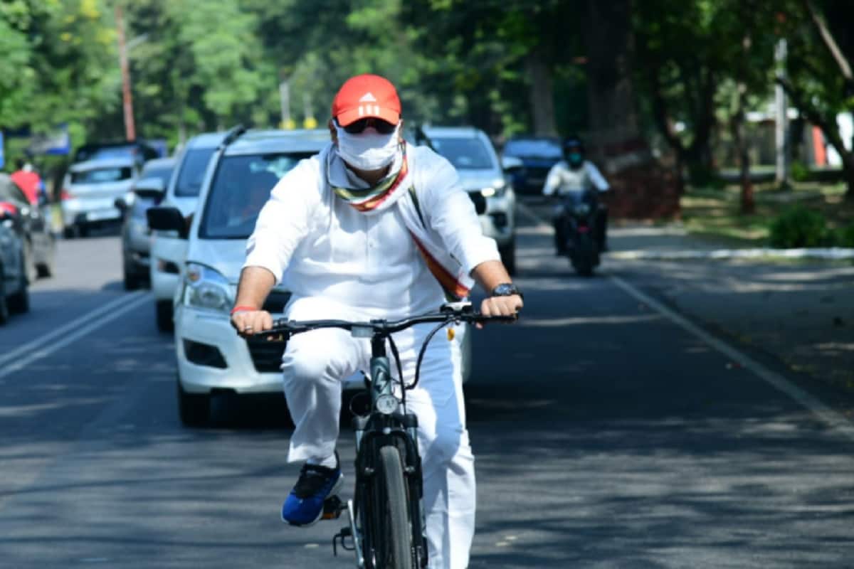 UP के ऊर्जा मंत्री ने 10 KM साइकिल चलाकर किया उपकेंद्र का औचक निरीक्षण