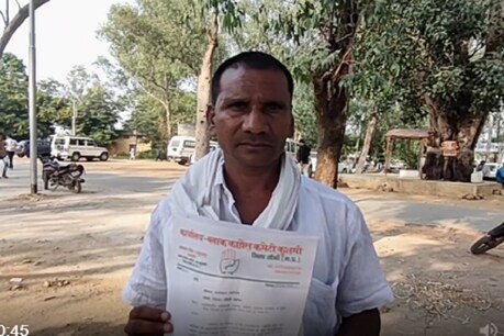 कांग्रेस नेता मीडिया के सामने अपनी बात को रखते हुये.