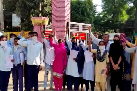 प्रदर्शन करते छात्र और अभिभावक