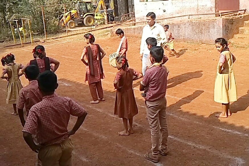 सरकारी स्कूल में थे इकलौते शिक्षक, उन्होंने एक तरकीब से मुसीबत को ताकत में बदल दिया सरकारी स्कूल में थे इकलौते शिक्षक, उन्होंने एक तरकीब से मुसीबत को ताकत में बदल दिया