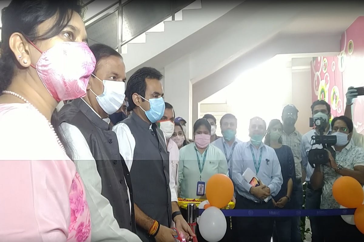 Transgender, Transgender Community in noida metro, Transgender Community service in metro station, NMRC, Sector 50 Metro Station Noida, Uttar Pradesh news, UP news, transgender in metro station, noida sector 50 metro station, noida news, noida metro station, job for third gender, नोएडा मेट्रो रेल कॉरपोरेशन, सेक्टर-50 मेट्रो स्टेशन, ट्रांसजेंडर समुदाय, रेनबो स्टेशन, मेट्रो स्टेशन में ट्रांसजेंडर, नोएडा न्यूज, नोएडा अथाॉरिटी, सीईओ रितु महेश्ववरी, डॉ महेश शर्मा, बीजेपी विधायक पंकज सिंह, इससे पहले सेक्टर- 51 मेट्रो स्टेशन को भी महिलाओं के लिए समर्पित किया जा चुका है.