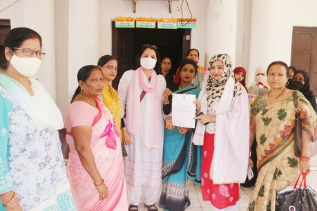 लखनऊ के पार्टी कार्यायलय में कांग्रेस की सदस्यता लेने के बाद प्रमाण पत्र दिखातीं उरूशा.